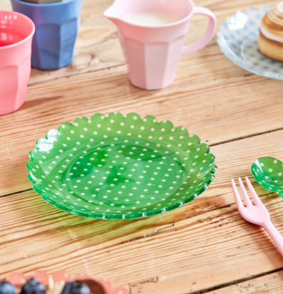 Bild av färgglad och inbjudande dukning med assiett