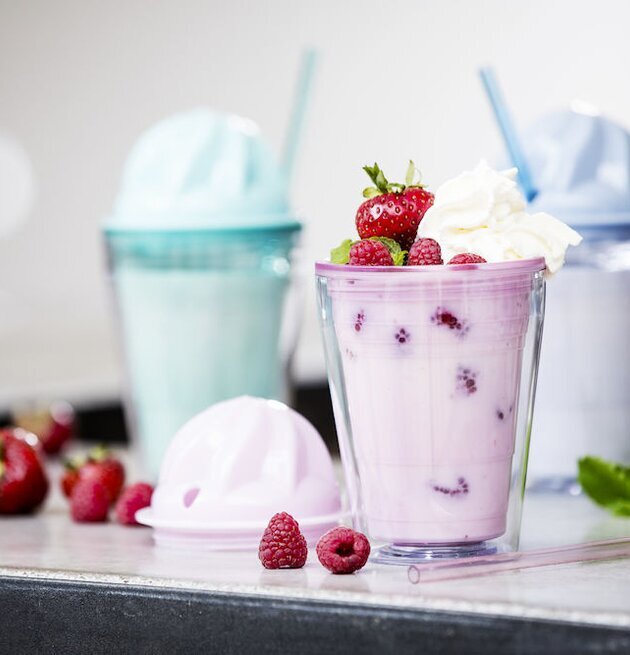 Bild av stilrena dryckesbehållare med färgglada milkshakes