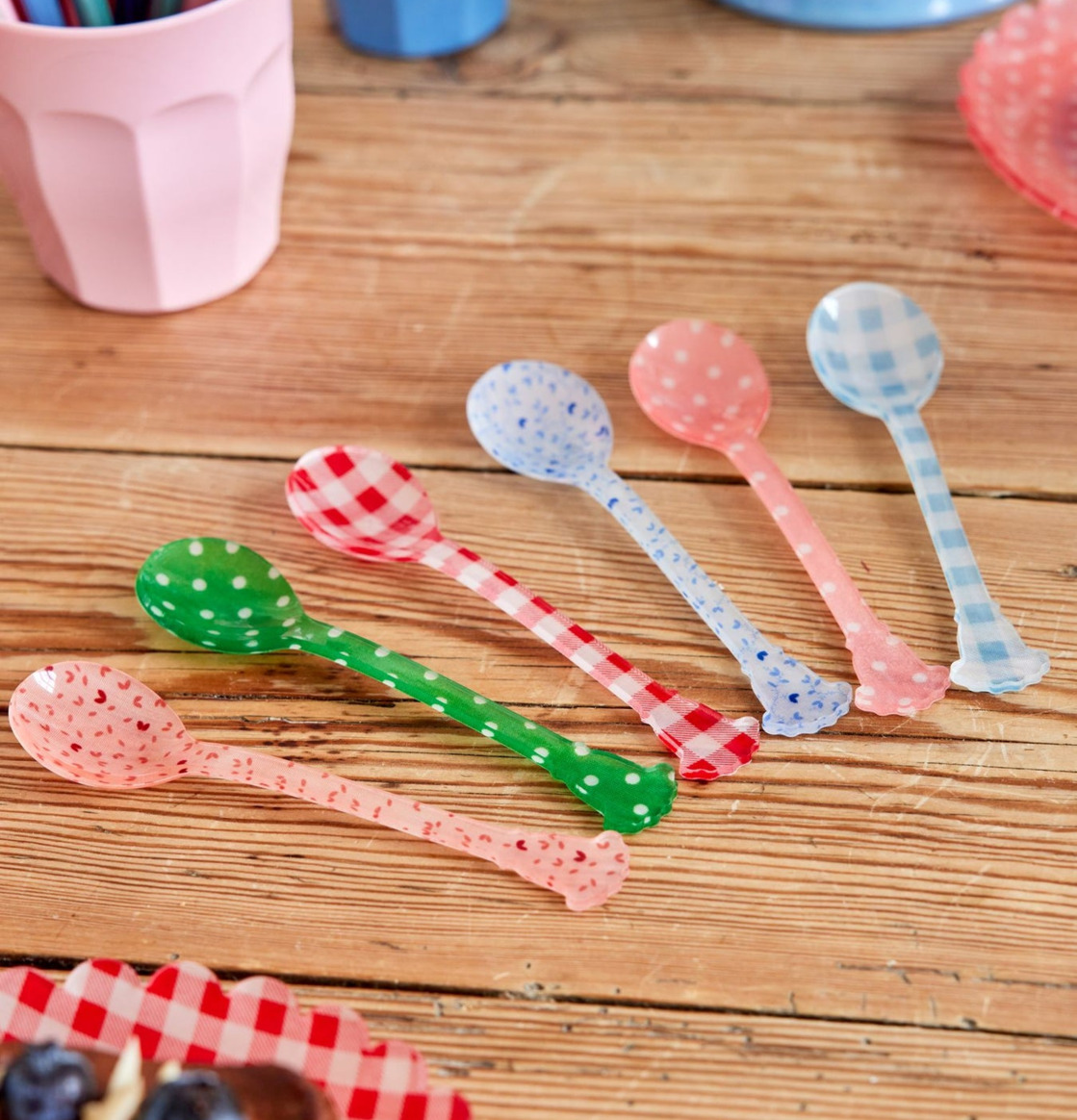 Kort Sked Akryl från Rice i färgglada mönster på träbord