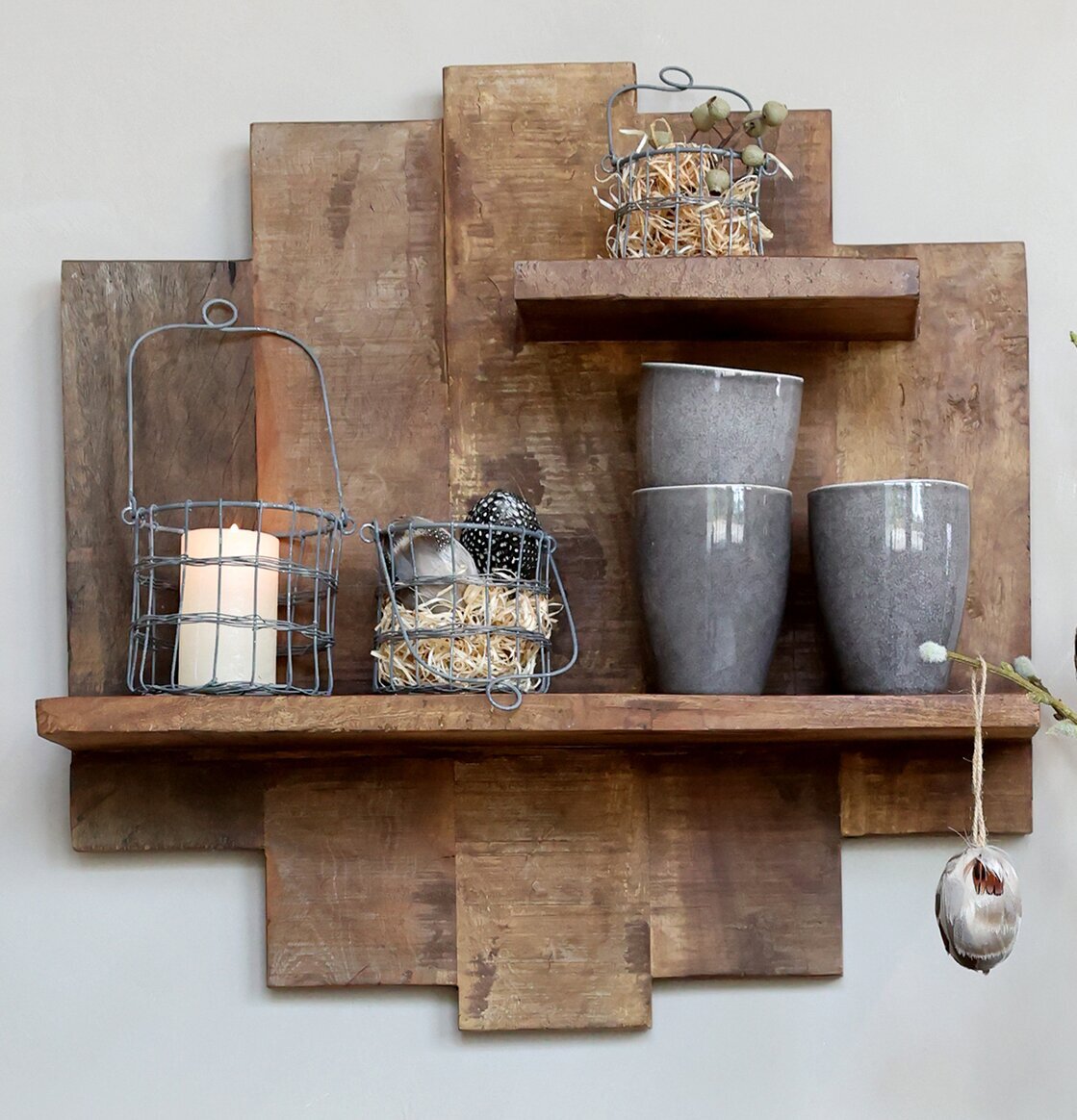 Bild av rustik vägghylla med dekorativa detaljer