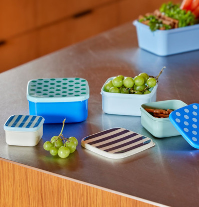 Bild av färgglada plastburkar på modern köksbänk