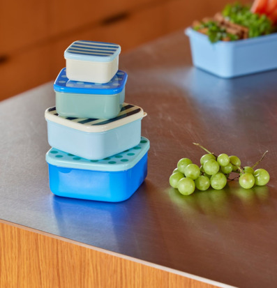 Foto av färgglada plastlådor för köksförvaring