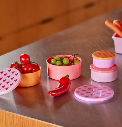 Bild av färgglada plastburkar med hjärtlock i köket