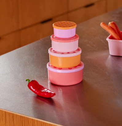 Bild av färgglada plastburkar i modernt kök