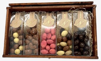 Bild av elegant trälåda med exklusiv chokladkollektion