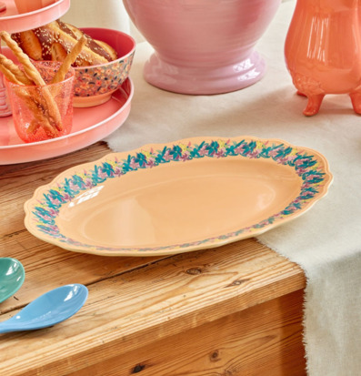 Bild av färgglatt köksarrangemang med serveringsfat