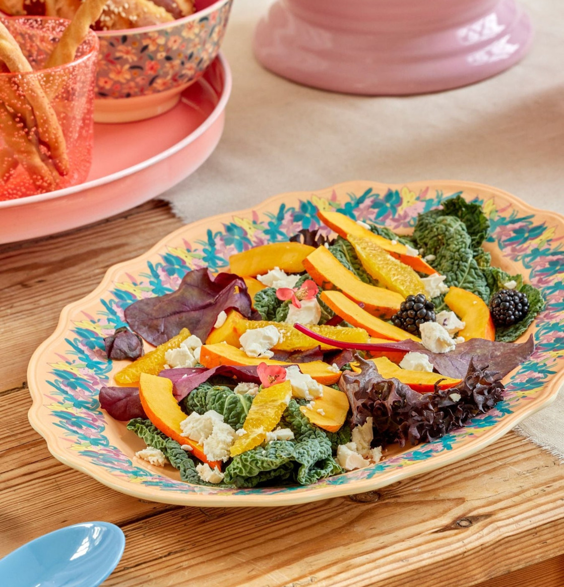 Serveringsfat Aprikos från Rice med färgstark sallad