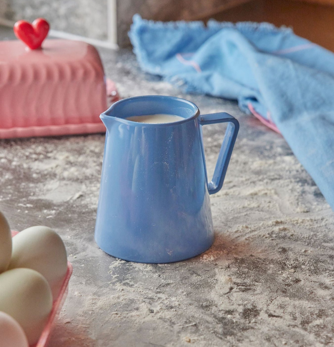 Bild av köksmiljö med blå mjölkkanna och äggkartong