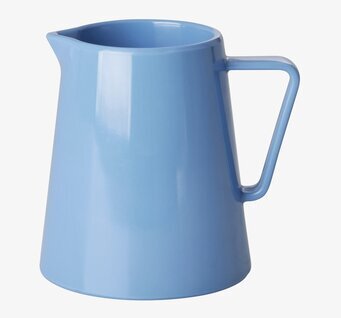 Bild av blå melaminkanna med funktionell design