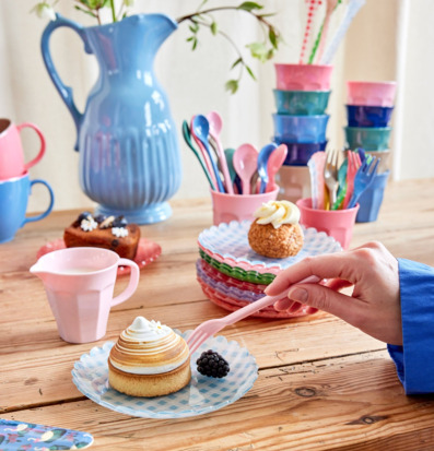 Foto av färgglad och harmonisk dukning med bakelse