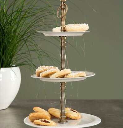 Bild av elegant våningsfat med kakor och växter