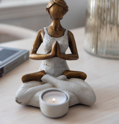 Bild av dekorativ ljushållare i meditationsställning