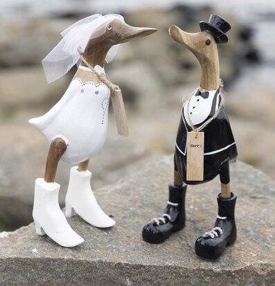 Bild av charmigt ankapar i bröllopskläder vid havet