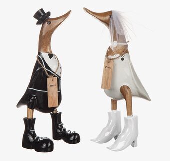 Bild av charmigt brudpar i form av dekorativa ankor