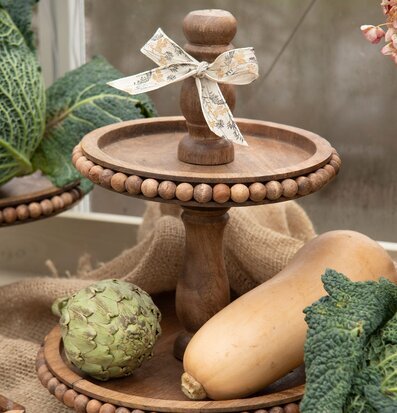 Bild av rustikt våningsfat med naturliga dekorationer