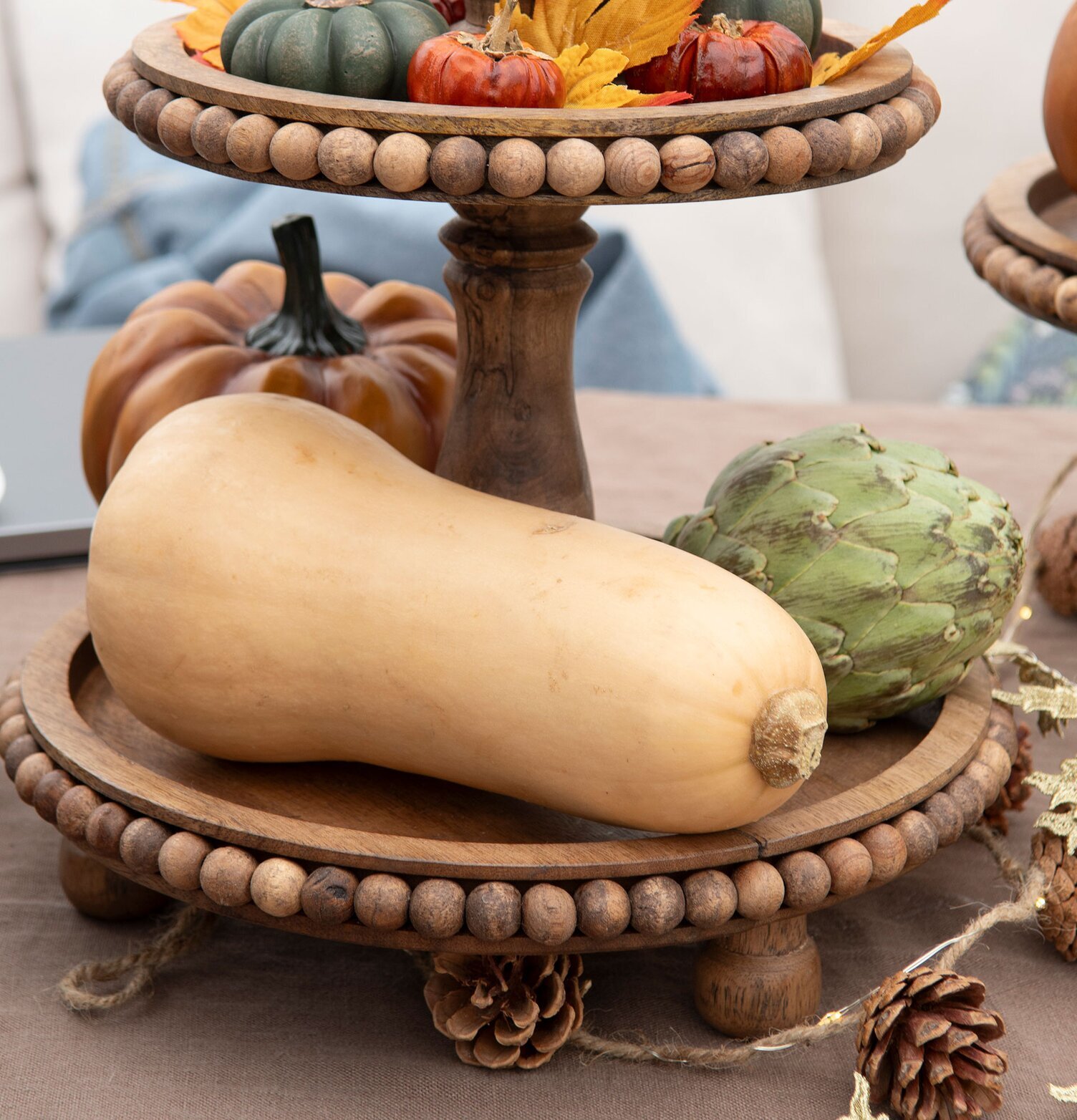 Bild av elegant våningsfat med höstdekorationer