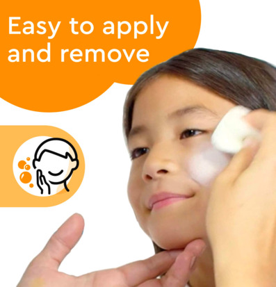 Bild av barn med ansiktsfärg applicerad försiktigt