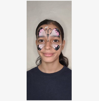 Bild av ansiktsmålning med fjärilsmotiv i tre färger