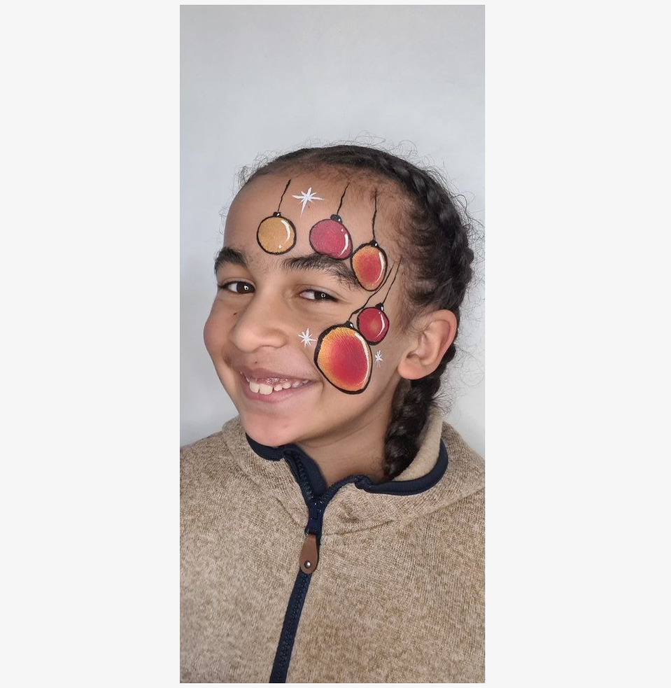 Barn med julgranskulor målade med Snazaroo Split Cake