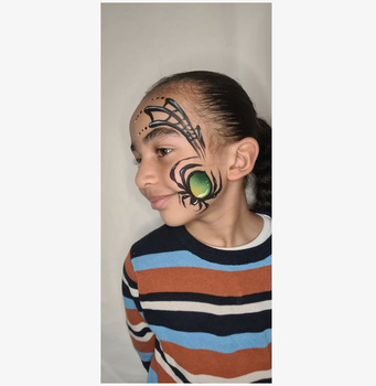 Bild av barn med färgglad ansiktsmålning och randig tröja