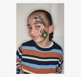 Foto av barn med färgglad ansiktsmålning och design