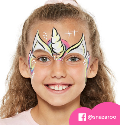 Bild av barn med färgglad ansiktsmålning