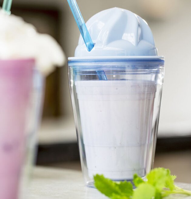 Sweet Milkshake Blå från Sagaform på ett ljust bord i kök