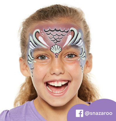 Bild av barn med färgglad ansiktsmålning och leende