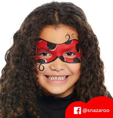 Bild av barn med färgglad nyckelpigeansiktsmålning