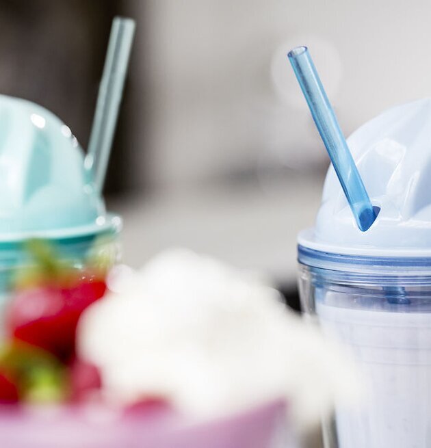 Sweet Milkshake Blå från Sagaform med blått lock och sugrör