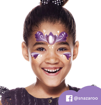 Foto av barn med ansiktsfärg i lila, vitt och guld