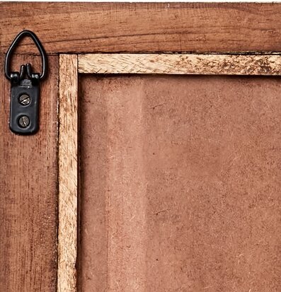 Bild av rustik spegelram med trä och metallfäste