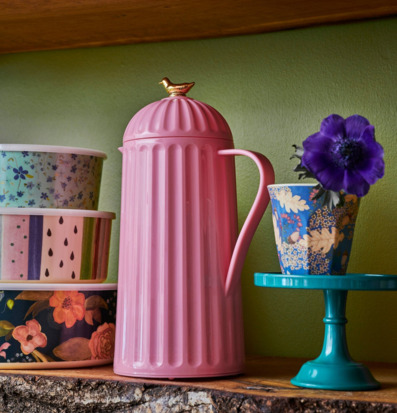 Bild av färgglada köksföremål på en hylla i butik