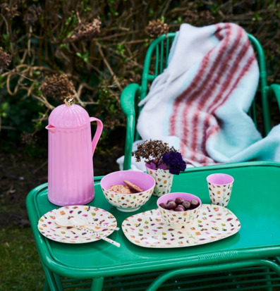 Bild av en inbjudande och färgglad picknickuppsättning