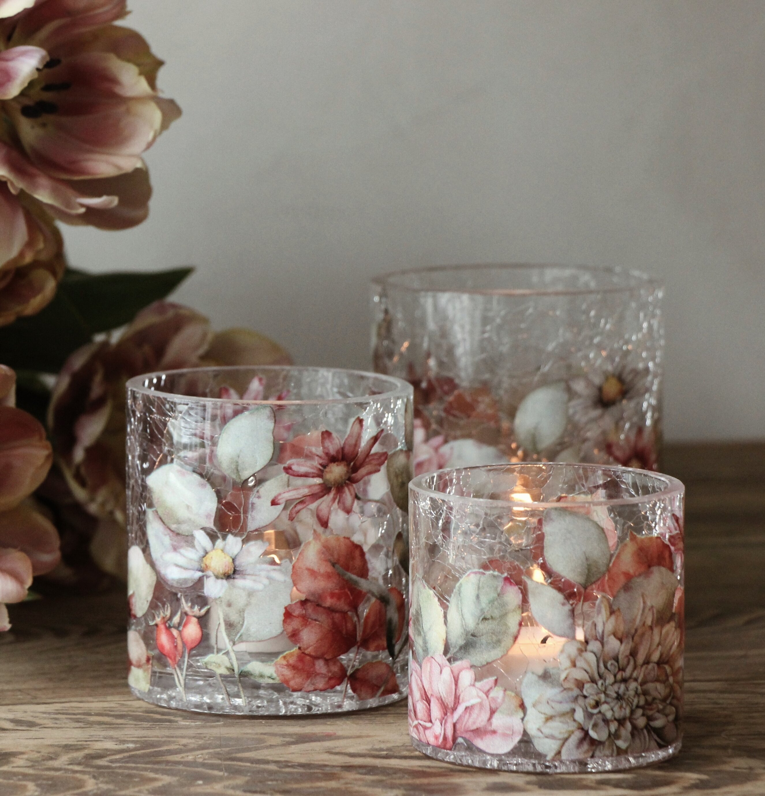 Ljuslykta Blossom 8x8cm från Majas Cottage på träbord