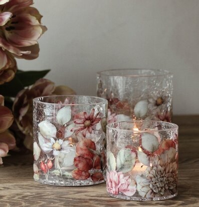 Bild av ljuslyktor med blommotiv och vårkänsla