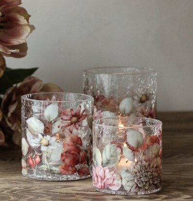 Bild av smakfullt arrangerade ljuslyktor på träbord