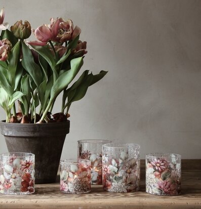 Bild av ljuslyktor och växt i harmonisk interiör