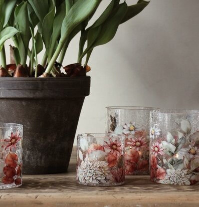 Bild av harmonisk interiör med växt och ljuslyktor