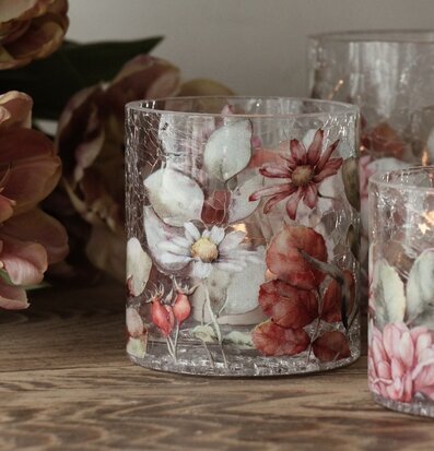 Bild av ljuslykta med blommotiv och kraschad effekt