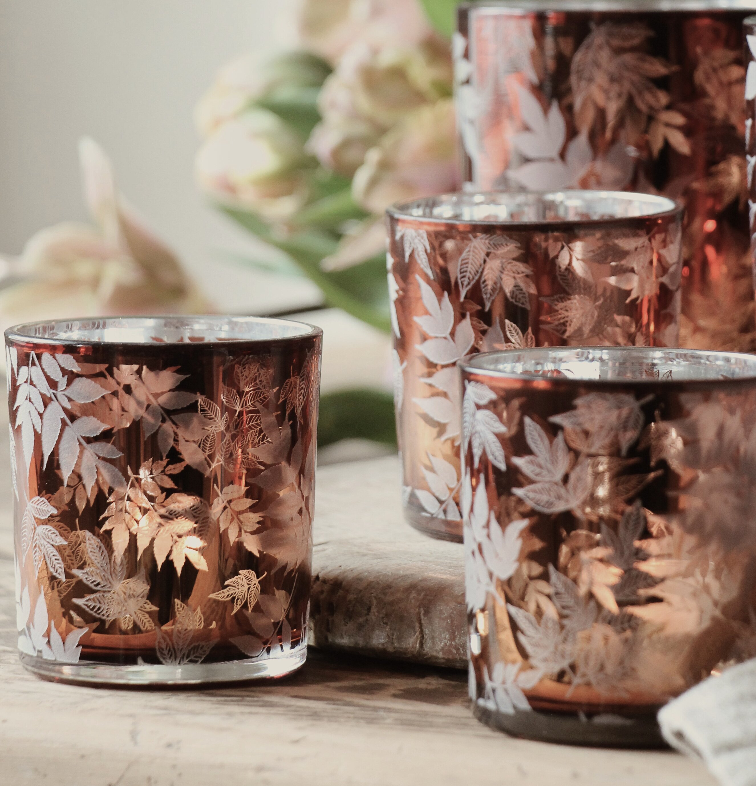 Ljuslykta Leaves 10x12cm från Majas Cottage på rustikt bord