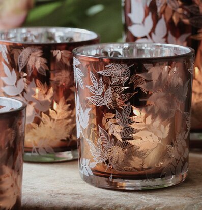 Bild av eleganta ljuslyktor med bladmotiv