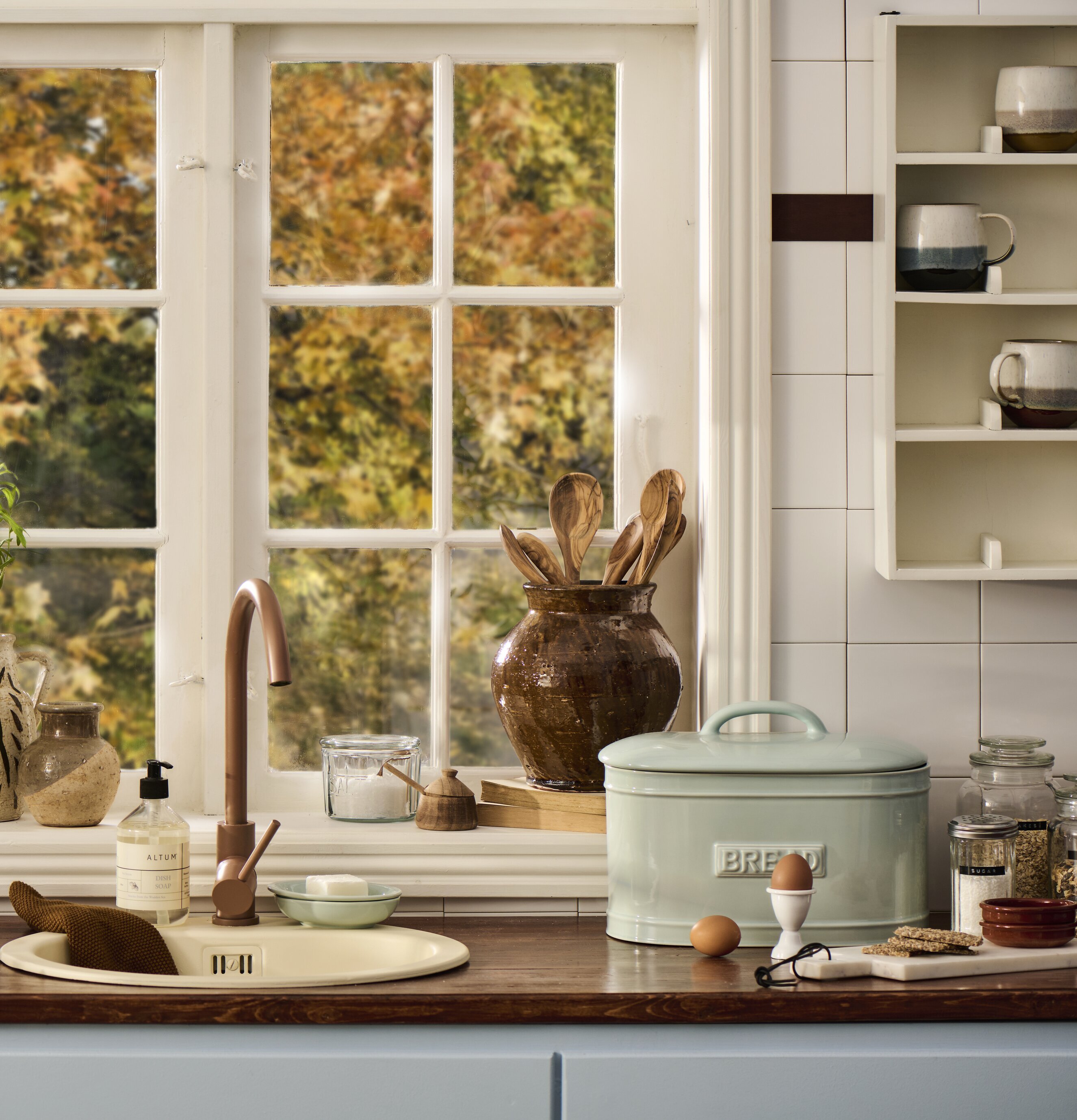 Brödbox Oval Ljusblå från IB Laursen i lantligt kök