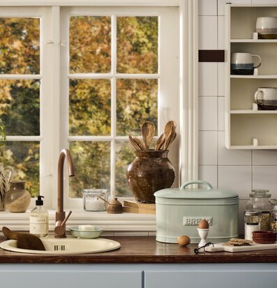 Bild av hemtrevligt kök med höstutsikt och detaljer