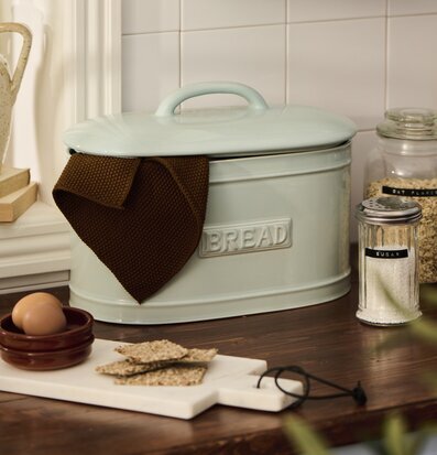 Bild av ljusblå brödbox i hemtrevligt kökslandskap