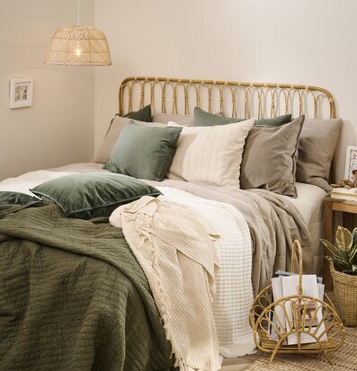 Bild av stämningsfullt sovrum med tidlös inredning