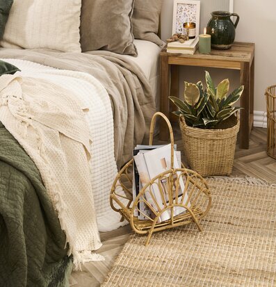 Bild av ett harmoniskt sovrum med jordnära toner