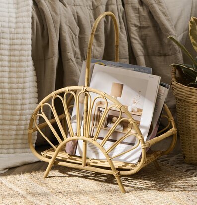 Bild av tidningskorg i rotting i hemtrevligt sovrum