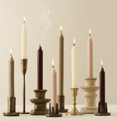 Bild av smakfullt arrangerade ljusstakar i olika stilar