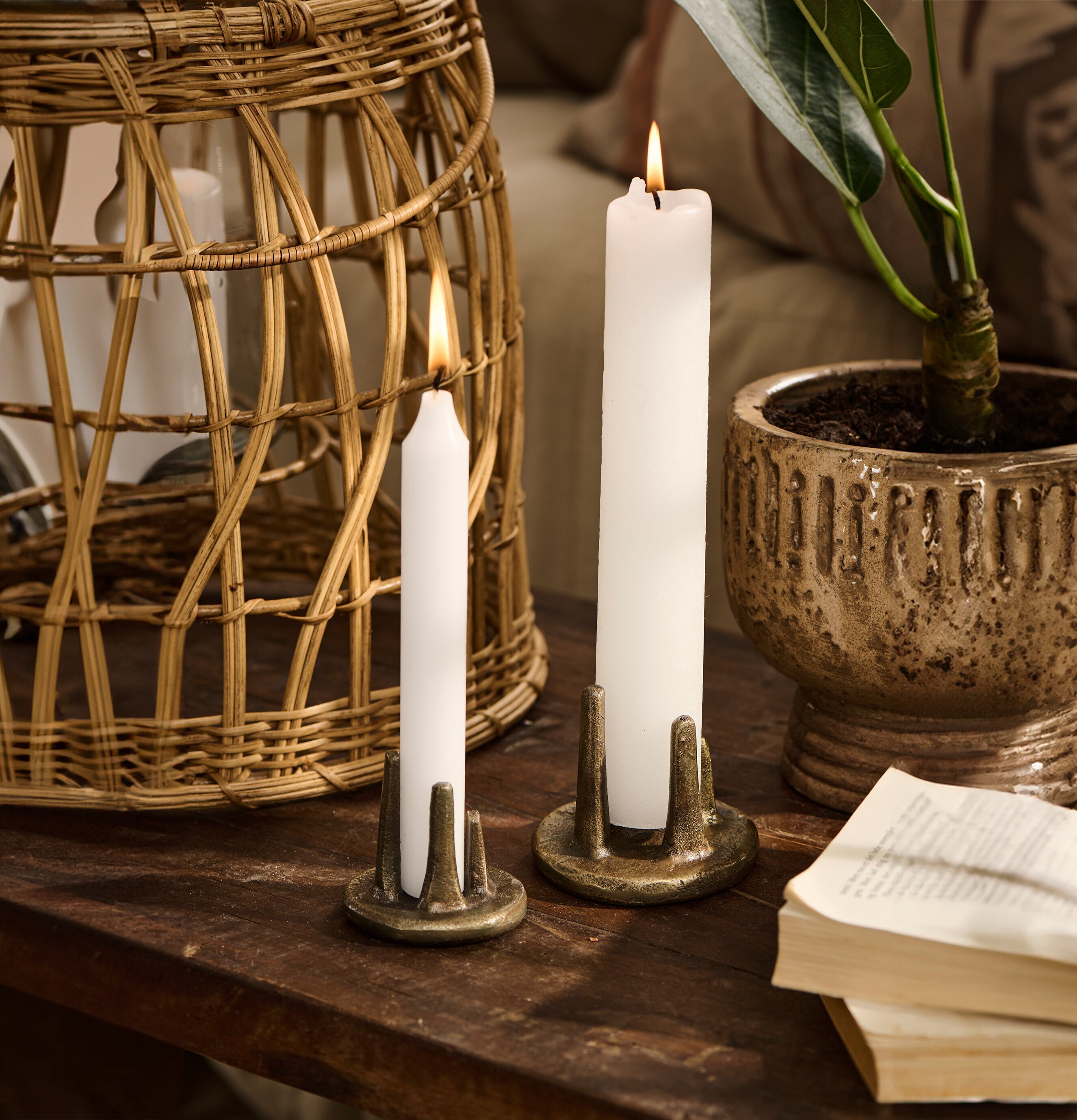 Bild av harmonisk interiör med ljusstakar och växt